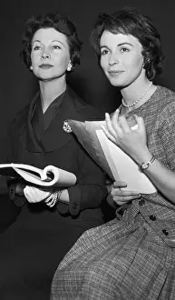 Vivien Leigh, Claire Bloom Look @ Paper