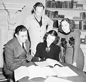Selznick Prints: Vivien Leigh Signs Contract W/Dehaviland