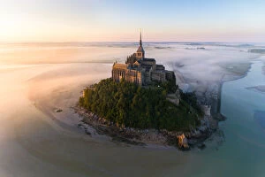 Images Dated 5th July 2017: Vue aA rienne du Mont Saint-Michel au lever du soleil