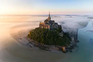 France Prints: Vue aA rienne du Mont Saint-Michel au lever du soleil
