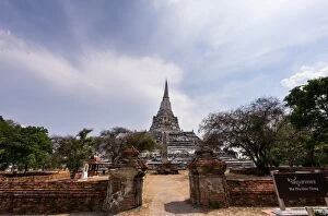 Images Dated 8th May 2015: Wat Phu Khao Thong (Chedi Phu Khao Thong)