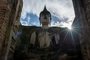 Images Dated 11th August 2014: Wat Si Chum (temple) in Sukhothai historical park, Sukhothai, Thailand