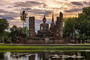 Images Dated 11th August 2014: Wat Si Chum (temple) in Sukhothai historical park, Sukhothai, Thailand