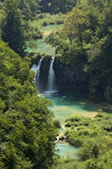 Images Dated 4th August 2015: Waterfall between two lakes