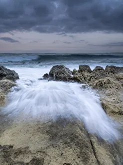 Images Dated 30th March 2014: Waves jumping the rocks in the temporary one
