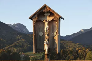 Wayside cross in Wiechs, Mt Wendelstein at back, Bad Feilnbach, Upper Bavaria, Bavaria, Germany, Europe