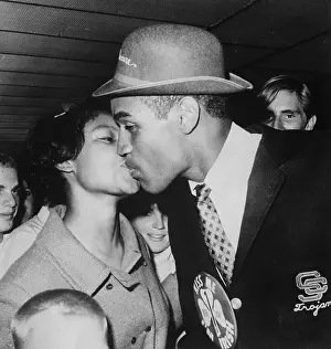 Message Pin Prints: Welcome Kiss for O.J. Simpson from Wife