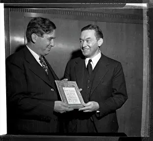 Willkie Prints: Wendell Willkie Presenting Award to Walter Lippmann