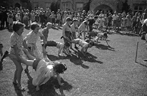 Recreational Prints: Wheelbarrow Race