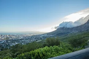 Images Dated 28th December 2016: Wide shot of clouds moving over Table Mountain, Cape Town, Western Cape, South Africa