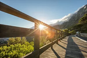 Images Dated 28th December 2016: Wide shot of the sun rising over Table Mountain, Cape Town, Western Cape, South Africa