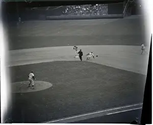 Shortstop Prints: Willie Mays Stealing Second Base