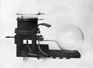 Nuclear Prints: Wilson Cloud Chamber