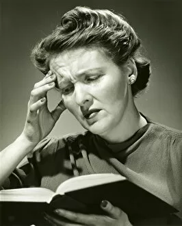 Images Dated 10th September 2005: Woman with headache while reading