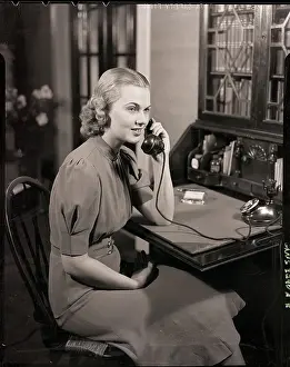 ヒステリックグラマー HEAD PHONE WOMAN SIDE TABLE woman-seated-desk-talking-