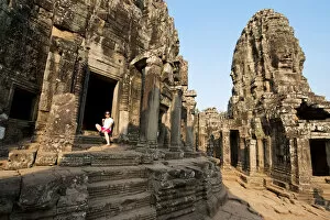 Images Dated 5th April 2015: Woman standing in stone doorway of Bayon Temple