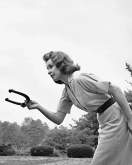 Leisure Games Prints: Woman throwing horseshoe