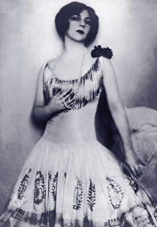Images Dated 28th May 2015: Woman wearing evening gown and pearls (B&W)