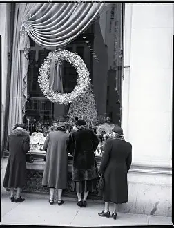 5th Avenue Prints: Women Admiring Christmas Window Display
