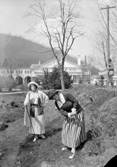 Socialite Prints: Two Women Playing Golf