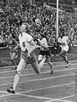Manual Prints: Women Races in Action