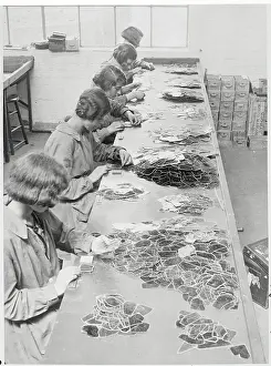 Women Splitting Mica