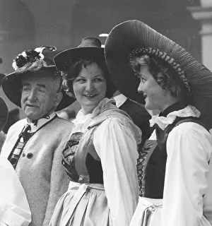 Headgear Prints: Women from Wilten in traditional costume