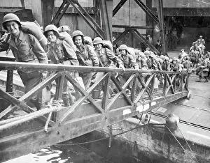 Gangway Prints: Women's Army Corps Boarding Transport