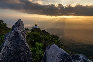 Images Dated 2nd January 2013: The wonderful sunlight at Wat Chalermphrakiat
