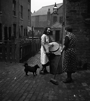 M Juv Ages 15 Girls Prints: Working Girl