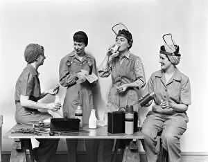Images Dated 11th October 2005: Four World War 2 Women Taking A Lunch Break All Wearing Coveralls & 2 Wearing Raised Face