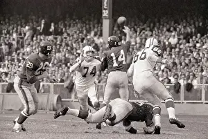 Quarterback Prints: Y.A. Tittle Throws Pass