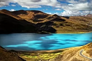 Images Dated 16th September 2011: Yamdrok-tso Lake Glowing Blue in Tibet