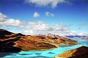Yamdrok-tso lake glowing in Tibet sun
