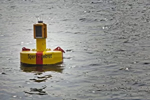 Marking Gallery: Yellow buoy in the harbour basin of Hamburg, Hamburg, Germany, Europe