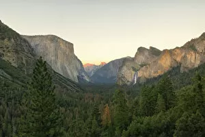 Images Dated 21st July 2017: Yosemite Tunnel View