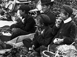 Prints of circa 1900: Young strawberry pickers in Hampshire enjoying a smoke. (Photo by F J Mortimer/Getty Images) Francis James Mortimer (1874-1944) Prints: Young Smokers