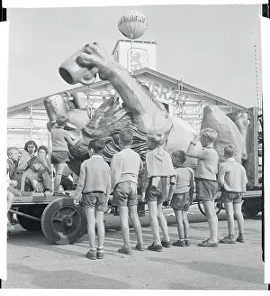 Munich Prints: Youngsters Looking at a Sculpture