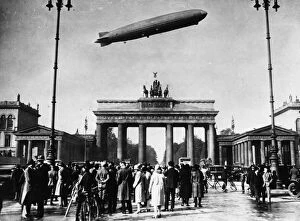 Images Dated 19th November 2015: Zeppelin Over Berlin